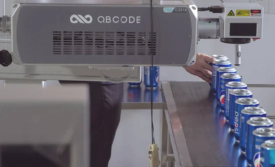 Qbcode C-Series CO2 Laser Marking Machine 30W on-Line Flying Marking/Graving and Cutting Machine Printer para Madeira/Alimentos/Água/Metal com CE