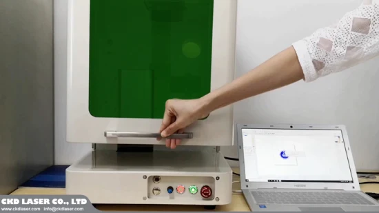 Foco automático mini máquina de marcação a laser de fibra totalmente fechada para impressão de logotipo de cor de metal Plástico Pet Tag Gravação Placa de número Placa de número Cartão de memória